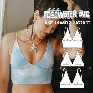 Könnte beinhalten: Eine Frau trägt ein hellblaues Bikini-Oberteil und -Unterteil mit Batikmuster. Das Bild enthält eine Grafik eines Bikini-Oberteil-Musters und den Text "EDGEWATER AVE pdf sewing pattern". Die Frau trägt einen Seestern-Anhänger.