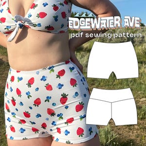 Peut inclure: Une tasse en céramique blanche avec une anse noire et le texte "But First, Coffee" en noir, en gras. La tasse est posée sur une surface blanche.