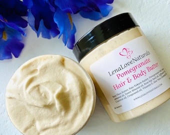 Op de afbeelding: Een witte pot met granaatappel haar- en bodybutter met een zwarte deksel. De pot is gelabeld "Lena Love Naturals Pomegranate Hair & Body Butter". De ingrediënten staan op het etiket: Ruwe Shea Butter, Ruwe Kokum Butter, Granaatappel, Amandel Olie, Zoete Amandel Olie, Rozenbottelzaad Olie, Saffloerolie, Druivenpitolie, Vitamine E, Aloë Vera, Kokosnootolie. De pot staat op een wit oppervlak.