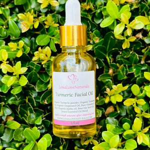 Puede incluir: Una botella de 30 ml de aceite facial de c&uacute;rcuma con tapa y gotero dorados. La etiqueta es rosa y blanca y dice "Lena Love Naturals Turmeric Facial Oil" y enumera los ingredientes: Polvo de c&uacute;rcuma org&aacute;nico, aceite de tamanu org&aacute;nico, aceite de semilla de uva org&aacute;nico, vitamina E pura, aceite de jojoba org&aacute;nico puro, aceite de semilla de rosa mosqueta, mezcla de aceites esenciales desintoxicantes. La etiqueta tambi&eacute;n dice "Aplicar una peque&ntilde;a cantidad despu&eacute;s de limpiar la cara WWW.LENALOVENATURALS.COM 1 fl oz".