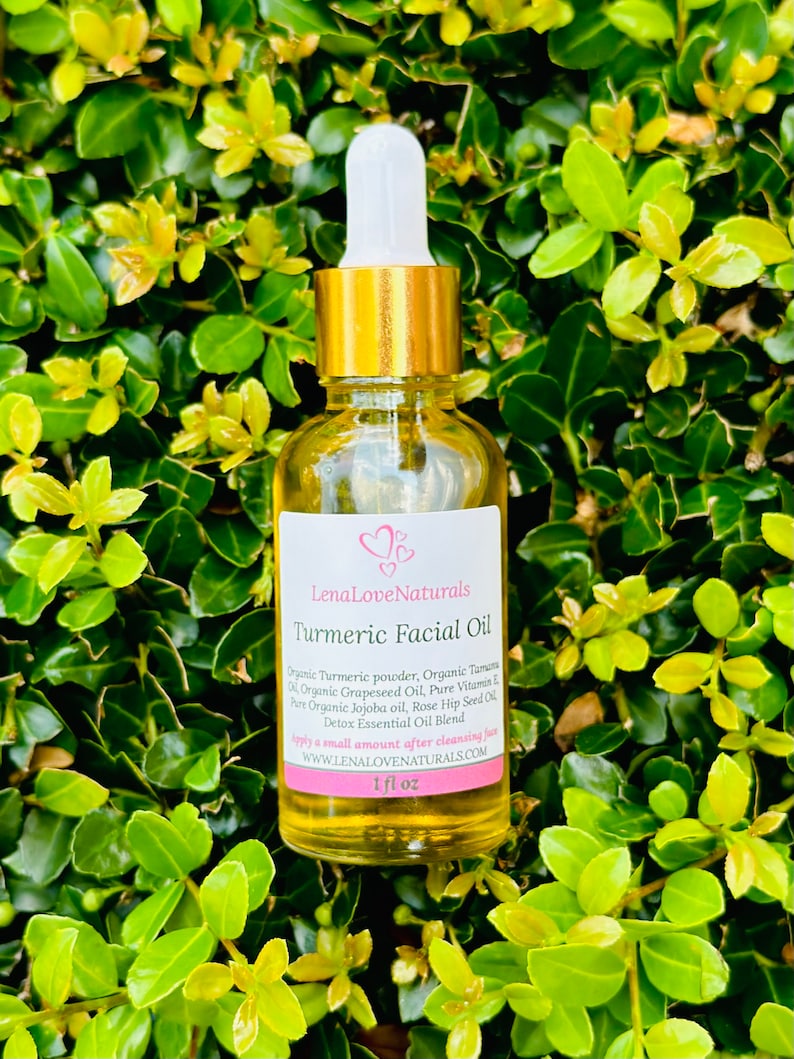 Puede incluir: Una botella de 30 ml de aceite facial de c&uacute;rcuma con tapa y gotero dorados. La etiqueta es rosa y blanca y dice "Lena Love Naturals Turmeric Facial Oil" y enumera los ingredientes: Polvo de c&uacute;rcuma org&aacute;nico, aceite de tamanu org&aacute;nico, aceite de semilla de uva org&aacute;nico, vitamina E pura, aceite de jojoba org&aacute;nico puro, aceite de semilla de rosa mosqueta, mezcla de aceites esenciales desintoxicantes. La etiqueta tambi&eacute;n dice "Aplicar una peque&ntilde;a cantidad despu&eacute;s de limpiar la cara WWW.LENALOVENATURALS.COM 1 fl oz".