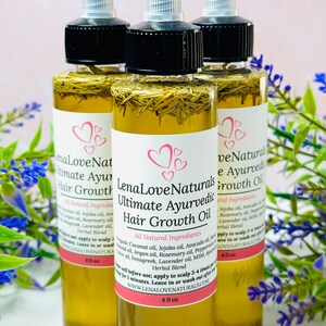 Puede incluir: Tres botellas de 4 onzas de aceite para el crecimiento del cabello ayurv&eacute;dico definitivo LenaLoveNaturals. Las botellas son de vidrio transparente con una tapa marr&oacute;n oscuro y un gotero de pl&aacute;stico transparente. Las botellas est&aacute;n llenas de un aceite amarillo claro y contienen peque&ntilde;os trozos de hierbas secas. Las botellas est&aacute;n etiquetadas con el nombre del producto, los ingredientes y la direcci&oacute;n del sitio web.
