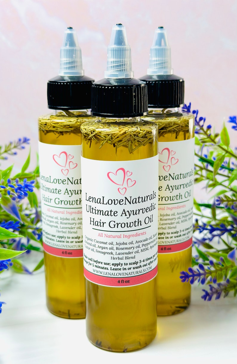 Puede incluir: Tres botellas de 4 onzas de aceite para el crecimiento del cabello ayurv&eacute;dico definitivo LenaLoveNaturals. Las botellas son de vidrio transparente con una tapa marr&oacute;n oscuro y un gotero de pl&aacute;stico transparente. Las botellas est&aacute;n llenas de un aceite amarillo claro y contienen peque&ntilde;os trozos de hierbas secas. Las botellas est&aacute;n etiquetadas con el nombre del producto, los ingredientes y la direcci&oacute;n del sitio web.