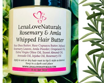 Puede incluir: Un tarro blanco de mantequilla para el cabello batida con romero y amla de LenaLoveNaturals. El tarro tiene una etiqueta rosa con el nombre del producto y la lista de ingredientes. El tarro está sobre un fondo verde de hojas.