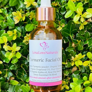 Puede incluir: Una botella de vidrio de aceite facial de c&uacute;rcuma con una tapa y un gotero de color oro rosa. La etiqueta dice "Lena Love Naturals Turmeric Facial Oil" y enumera los ingredientes: Polvo de c&uacute;rcuma org&aacute;nico, aceite de tamanu org&aacute;nico, aceite de semilla de uva org&aacute;nico, vitamina E pura, aceite de jojoba org&aacute;nico, aceite de semilla de rosa mosqueta, mezcla de aceites esenciales desintoxicantes. La etiqueta tambi&eacute;n dice "Aplicar una peque&ntilde;a cantidad despu&eacute;s de limpiar la cara" y "www.lenalovenaturals.com". La botella contiene 60 ml de aceite.