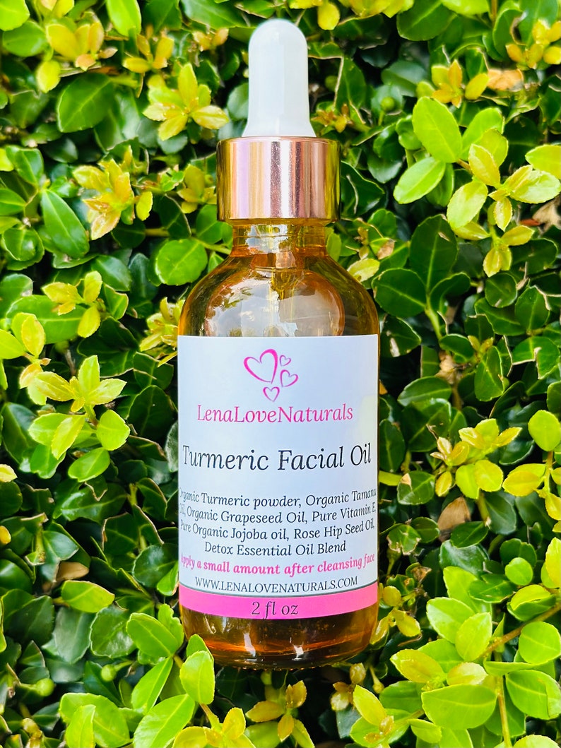 Puede incluir: Una botella de vidrio de aceite facial de c&uacute;rcuma con una tapa y un gotero de color oro rosa. La etiqueta dice "Lena Love Naturals Turmeric Facial Oil" y enumera los ingredientes: Polvo de c&uacute;rcuma org&aacute;nico, aceite de tamanu org&aacute;nico, aceite de semilla de uva org&aacute;nico, vitamina E pura, aceite de jojoba org&aacute;nico, aceite de semilla de rosa mosqueta, mezcla de aceites esenciales desintoxicantes. La etiqueta tambi&eacute;n dice "Aplicar una peque&ntilde;a cantidad despu&eacute;s de limpiar la cara" y "www.lenalovenaturals.com". La botella contiene 60 ml de aceite.