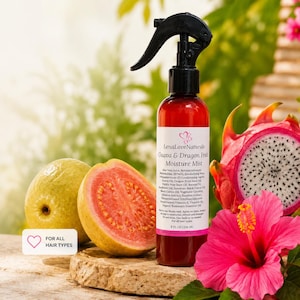 Puede incluir: Un frasco ámbar transparente de bruma hidratante LenaLove Naturals Guava & Dragon Fruit con boquilla negra. La etiqueta enumera ingredientes e indica 236 ml. Una guayaba entera, media guayaba, una fruta del dragón y una flor de hibisco rosa.