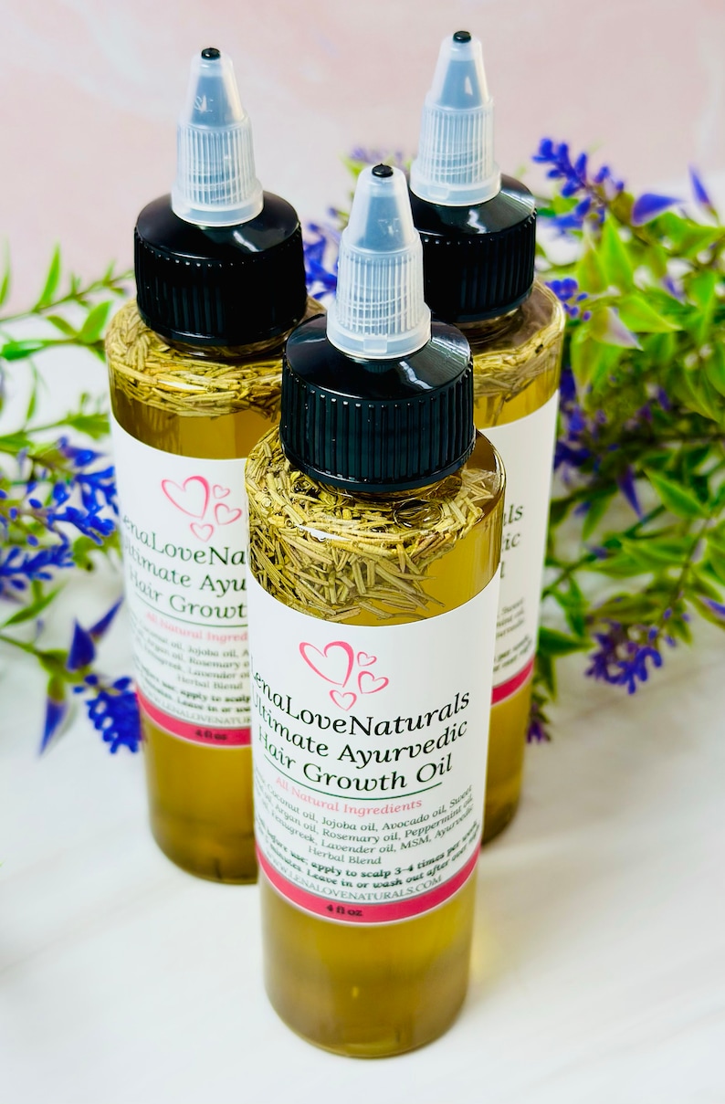 Puede incluir: Tres botellas de vidrio de aceite para el crecimiento del cabello con goteros transparentes y tapas negras. Las botellas est&aacute;n llenas de un aceite amarillo claro y contienen hierbas. La etiqueta dice "EnaLove Naturals Ultimate Ayurvedic Hair Growth Oil. All Natural Ingredients".