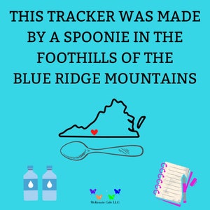 Puede incluir: Un fondo azul con el texto "THIS TRACKER WAS MADE BY A SPOONIE IN THE FOOTHILLS OF THE BLUE RIDGE MOUNTAINS".  Un contorno negro del estado de Virginia con un coraz&oacute;n rojo en el centro.  Debajo del contorno del estado hay un dibujo en blanco y negro de una cuchara.  Dos botellas de agua azules con una gota de agua azul en cada una.  Un cuaderno con una encuadernaci&oacute;n en espiral y un bol&iacute;grafo rosa.  El texto "McKenzie Cole LLC" est&aacute; debajo del cuaderno.  Cuatro mariposas de diferentes colores est&aacute;n por encima del texto.