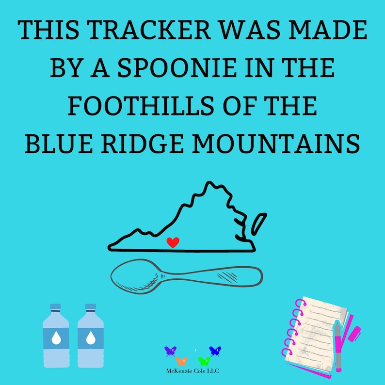 Puede incluir: Un fondo azul con el texto "THIS TRACKER WAS MADE BY A SPOONIE IN THE FOOTHILLS OF THE BLUE RIDGE MOUNTAINS".  Un contorno negro del estado de Virginia con un coraz&oacute;n rojo en el centro.  Debajo del contorno del estado hay un dibujo en blanco y negro de una cuchara.  Dos botellas de agua azules con una gota de agua azul en cada una.  Un cuaderno con una encuadernaci&oacute;n en espiral y un bol&iacute;grafo rosa.  El texto "McKenzie Cole LLC" est&aacute; debajo del cuaderno.  Cuatro mariposas de diferentes colores est&aacute;n por encima del texto.