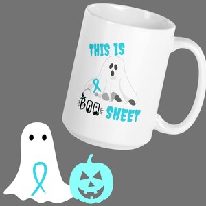 Könnte beinhalten: Eine weiße Kaffeetasse mit einem blauen Band und einem Geist mit dem Text "This is Boo Sheet". Es gibt auch ein separates Bild eines Geistes mit einem blauen Band und einem blauen Kürbis.