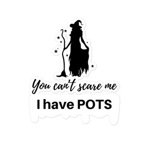 Puede incluir: Una pegatina blanca con una silueta negra de una bruja sosteniendo una escoba y estrellas. El texto dice "You can't scare me I have POTS". La pegatina tiene un tema de Halloween.