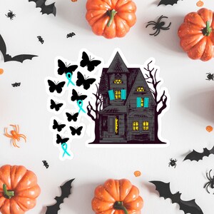 Puede incluir: Una pegatina con la silueta negra de una casa encantada con ventanas brillantes. Mariposas turquesa con cintas turquesa vuelan fuera de la casa.