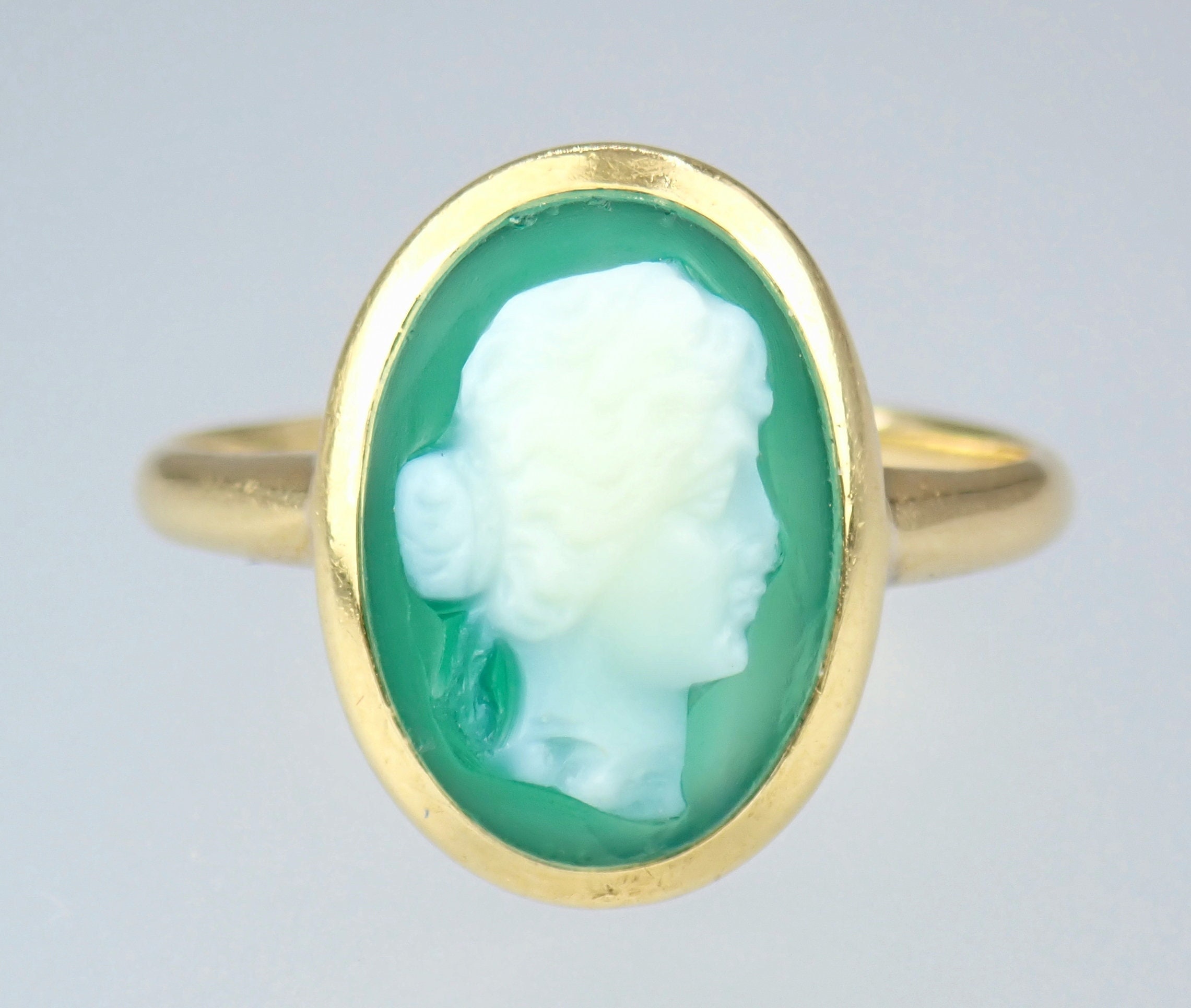 Antique Art Deco 18k Gold Green Agate Cameo Ring, 1920 - Size 8.5