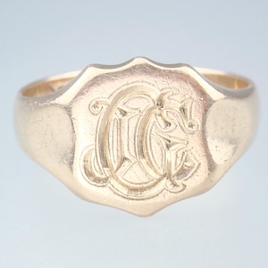 Bague chevalière fine antique édouardienne en or rose massif 9 carats sculptée des initiales « JCG »/« GCJ » 1907 taille 9 1/4, bijoux de domaine vintage femme homme