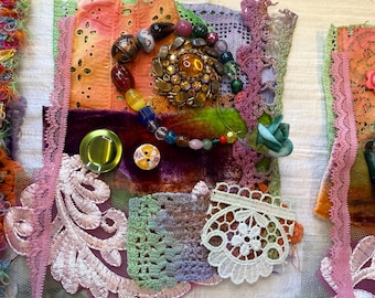 Handgefärbte Spitze, Seidensamt und andere Textilien – Jewel Tone Slow Stitch Kit, Textilkunst, Journalzubehör. Inklusive vintage Glasperlen