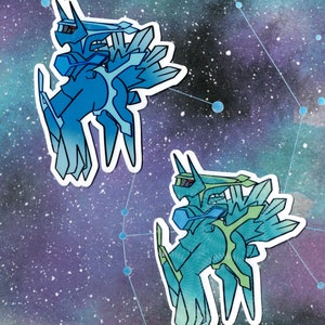 Pode incluir: Dois personagens de Pokemon de desenho animado, um azul e outro verde, com um contorno branco. Os personagens estão em uma postura dinâmica com suas asas abertas. O fundo é uma galáxia de aquarela com estrelas e constelações.