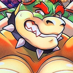 Op de afbeelding: Illustratie van een stripfiguur met een reptielen gezicht, met een brede grijns die scherpe tanden laat zien. Het personage heeft een bruine snuit, een zwarte kraag met zilveren spikes en een groene en rode kop.