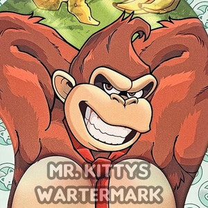 Puede incluir: Una ilustración de dibujos animados de un gorila marrón con una corbata roja, con una sonrisa traviesa. El gorila está mirando directamente al espectador. El texto "MR. KITTYS WATERMARK" es visible en la parte inferior de la imagen.