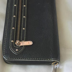 Cartera Louis Vuitton de piel negra con cremallera (código CA1038)