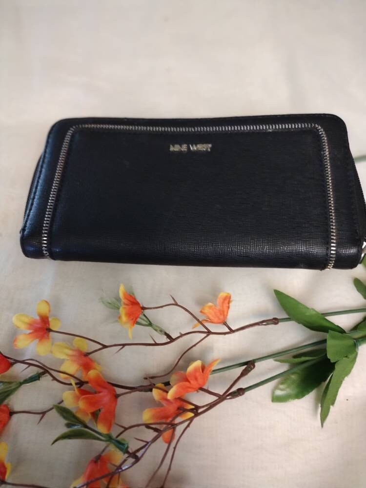 Nine West ナイン ウエスト ラインストーン ロゴ ２つ折り財布 Nine West ナイン ウエスト ラインストーン ロゴ 2つ折り財布