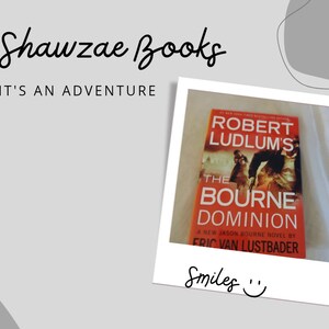 Puede incluir: Un libro de bolsillo rojo con el título "The Bourne Dominion" de Robert Ludlum's. La portada del libro presenta a un hombre con una camisa blanca y una mujer con un vestido negro.