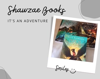 Pode incluir: Imagem com três livros da série Percy Jackson de Rick Riordan. As capas dos livros são coloridas com ilustrações. O texto "Shawzae Books" e "IT'S AN ADVENTURE" estão escritos em itálico. A palavra "Smiles" está escrita na parte inferior.