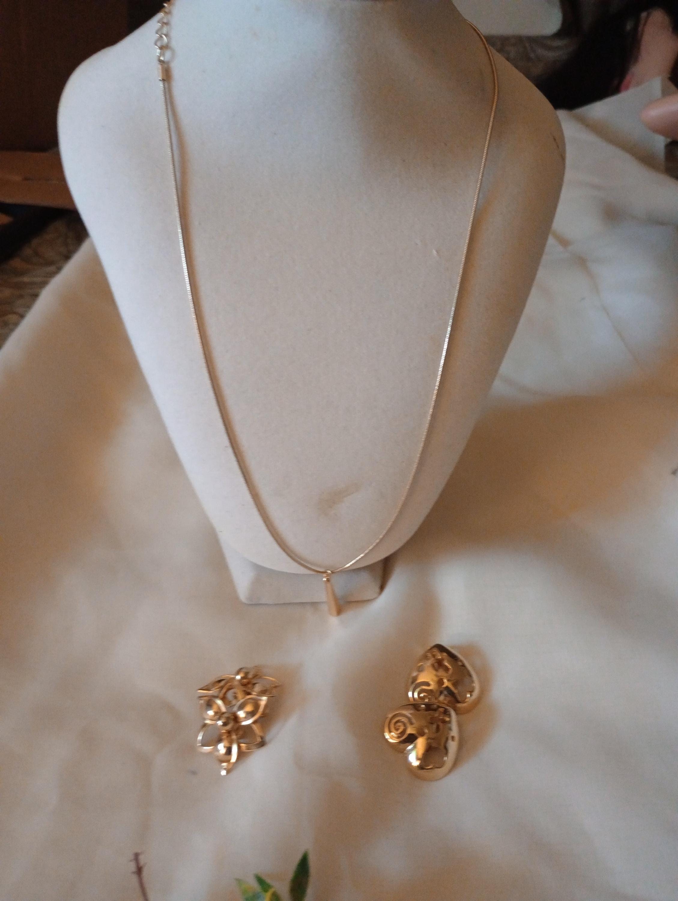 Lot De Bijoux Vintage Fantaisie En Métal Doré - Colliers Et Boucles D'oreilles - Occasion Très Bon état