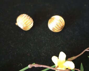 Pendientes Napier Vintage con crestas en tono dorado