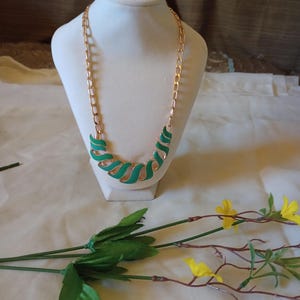 Monet Vintage Fashion Green Pendant Necklace 17 inches Signed