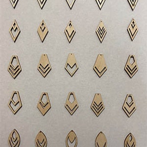 K&ouml;nnte beinhalten: F&uuml;nfundzwanzig Holzohrringe in verschiedenen geometrischen Formen mit ausgeschnittenen Designs. Die Ohrringe sind alle in einer hellen Holzfarbe.