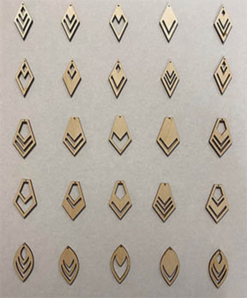 K&ouml;nnte beinhalten: F&uuml;nfundzwanzig Holzohrringe in verschiedenen geometrischen Formen mit ausgeschnittenen Designs. Die Ohrringe sind alle in einer hellen Holzfarbe.