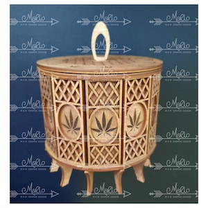 Peut inclure: Une boîte en bois avec un couvercle rond et un motif géométrique. La boîte a trois pieds et présente un motif de feuille sur le devant. La boîte est en bois brun clair.