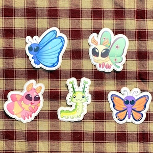 Motte und Schmetterling Individueller Aufkleber 6,5 cm | Motte und Schmetterling Magnet |Natur-inspirierter Vinyl Aufkleber| Schmetterling oder Motte Laptop Aufkleber