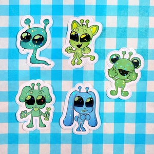 Naklejka Alien Individual 2.5&quot; | Sci-Fi Vinyl Decal | Uroczy kreskówkowy Alien Laptop lub naklejka na butelkę z wodą