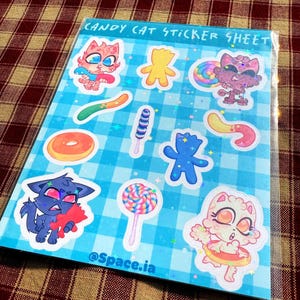 Feuille d'autocollants Candy Cats 4,3 x 5,4 pouces | Stickers vinyles chats mignons et bonbons | Ensemble d'autocollants animaux amusants pour journaux