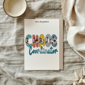 Könnte beinhalten: Eine weiße Karte mit dem Text "Dein Bügelbild" oben und dem Text "CHAOS Coordinator" in bunten Buchstaben mit einem strukturierten Hintergrund.
