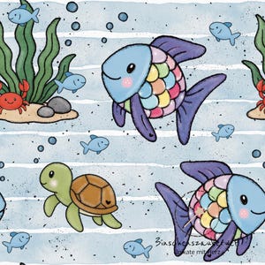 Könnte beinhalten: Ein sich wiederholendes Muster mit Cartoon-Meeresbewohnern. Das Design umfasst bunte Fische mit Regenbogen-Schuppen, kleine blaue Fische, eine grüne Schildkröte und eine rote Krabbe, alles vor einem blau-weiß gestreiften Hintergrund.