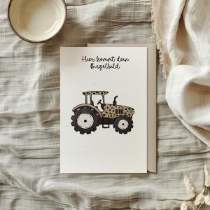 Könnte beinhalten: Eine weiße Karte mit dem Text "Hier kommt dein Bruegelbild" und einem Cartoon-Bild eines braunen und schwarzen Traktors mit Leopardenmuster.