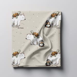 Könnte beinhalten: Ein beigefarbener Stoff mit einem sich wiederholenden Muster aus Eisbären, die Schildkröten reiten, und Pinguinen. Der Text "Life is better with friends" wird auf dem Stoff wiederholt.