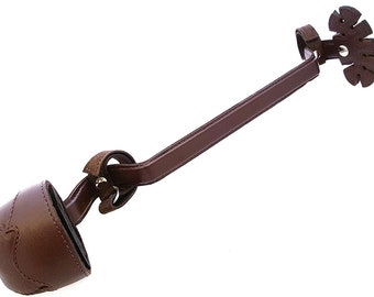 Könnte beinhalten: Ein brauner Leder-Bogenschießarm-Schutz mit einem Finger-Schutz und einem Leder-Pfeilköcher. Der Armschutz ist so konzipiert, dass er den Arm vor der Sehne eines Bogens schützt.