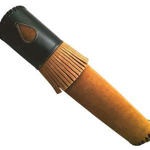 Könnte beinhalten: Ein brauner Lederpfeilköcher mit einer schwarzen Ledertasche und Fransen. Der Köcher hat ein gesticktes Design an den Rändern.