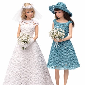 Könnte beinhalten: Zwei Puppen in Häkelkleidern. Eine Puppe trägt ein weißes Hochzeitskleid mit Schleier und Handschuhen und hält einen Blumenstrauß. Die andere Puppe trägt ein blaues Kleid und einen Hut und hält ebenfalls einen Blumenstrauß. Der Text "My Little Dress Lane" steht über den Puppen.