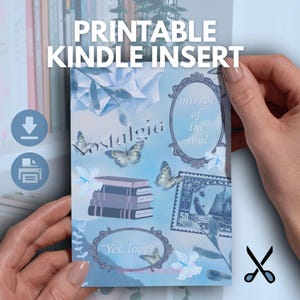 Può includere: Un inserto rettangolare stampabile per Kindle con sfondo azzurro, decorato con illustrazioni di una pila di libri, farfalle, un francobollo vintage con un veliero e due cornici ornate contenenti il testo mirror of the soul e Yes, love?