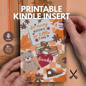 Op de afbeelding: Een rechthoekige, printbare Kindle-inzet met een oranje en wit geblokte achtergrond, geïllustreerd met een geruite teddybeer, stapels boeken, een rood hart met de tekst Books, een bruine sneaker, een mok en herfstbladeren met de tekst So many books, so little time.