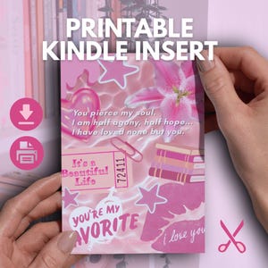 Può includere: Un inserto rettangolare stampabile per Kindle con un design a collage rosa che presenta un giglio, un cuore, una pila di libri e una graffetta. Il testo include: You pierce my soul. I am half agony, half hope... I have loved none but you., It's a Beautiful Life, 72411, you're my FAVORITE e i love you.