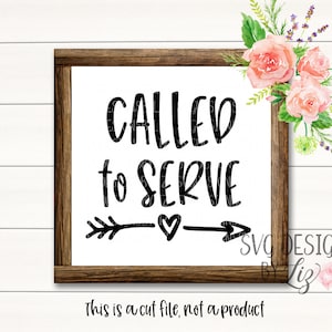 Puede incluir: Un diseño de archivo de corte digital con el texto "CALLED to SERVE" con una flecha y un corazón. El diseño está en un marco de madera rústico con un fondo floral.