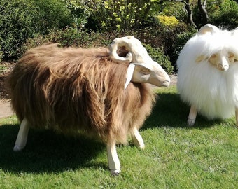 Drewniany stolek w kształcie owcy, barana . Z prawdziwą skórą owczą typu Islandia