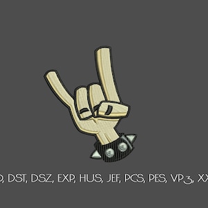 Może przedstawiać: Haftowana naszywka przedstawiająca gest dłoni 'rogów', symbol rock and rolla. Dłoń jest beżowa z czarnymi konturami i czarną opaską na nadgarstek ze srebrnymi ćwiekami. Tekst na dole brzmi: CSD, DST, DSZ, EXP, HUS, JEF, PCS, PES, VP3, XXX.