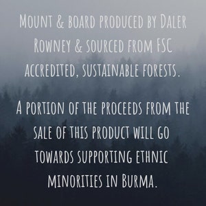 K&ouml;nnte beinhalten: Text auf einem nebligen Waldboden: "Mount & Board produziert von Daler Rowney & aus FSC-zertifizierten, nachhaltigen W&auml;ldern bezogen. Ein Teil des Erl&ouml;ses aus dem Verkauf dieses Produkts wird zur Unterst&uuml;tzung ethnischer Minderheiten in Burma verwendet."